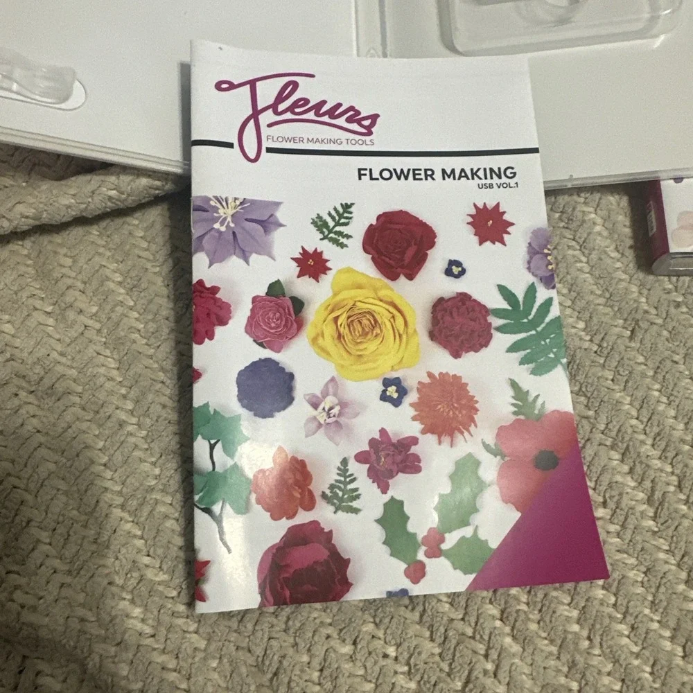 Fleurs Flower Making USB with Instruction Booklet -‎ Volume 1 and Volume 2